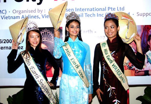 Các thí sinh Hoa hậu Trái Đất (Miss Earth 2006) trong trang phục nón lá và áo dài tại Triển lãm du lịch quốc tế ITE tại Nhà thi đấu Phú Thọ, khai mạc sáng 5/10 tại TP HCM.